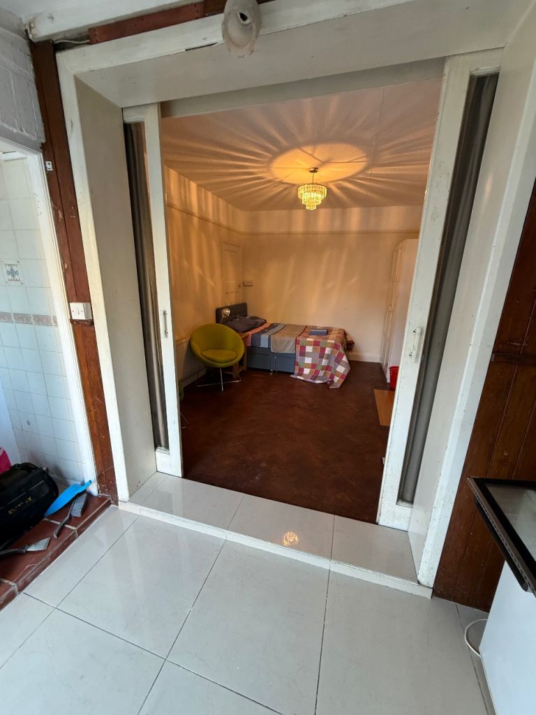Studio flat Hounslow East for rent separate entrance 