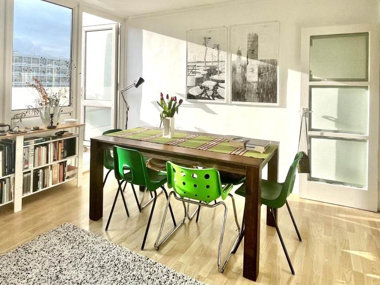 Beautiful bright split level apartment with two bedrooms in SW9