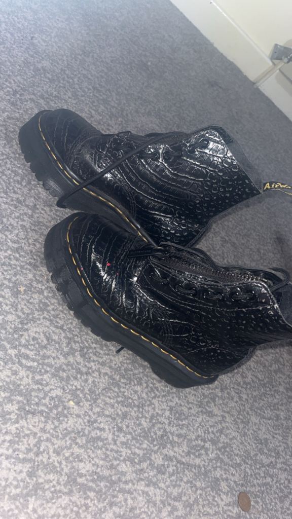 Boots heels and trainers for salen