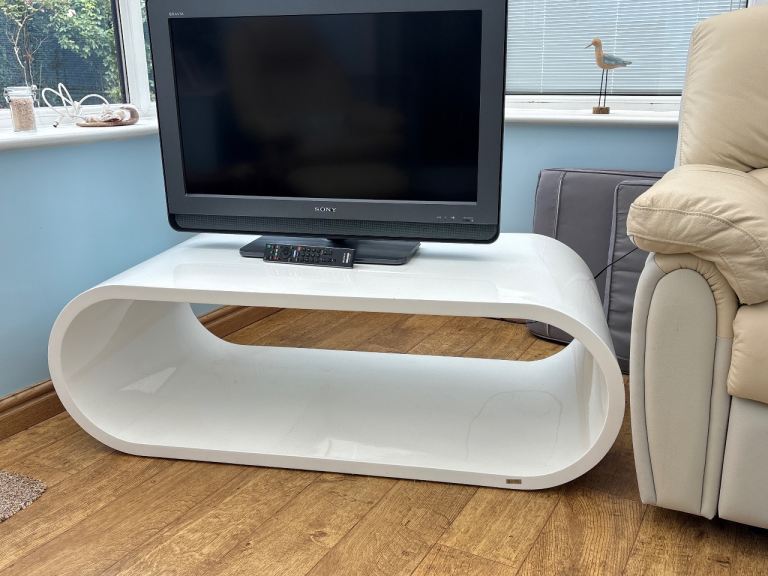 Dwell- High gloss - White Curved Coffee Table / TV Stand - Good Condition