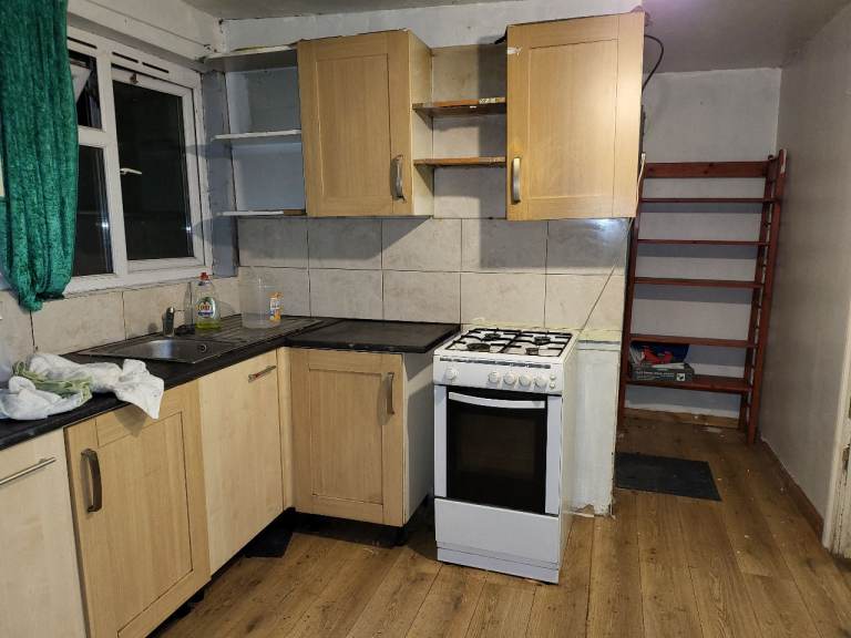 A Two Double bedrooms kitchen and bathroom studio flat Heathrow 
