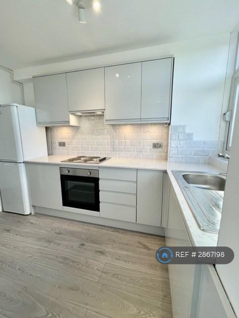 2 bedroom flat in Westleigh Avenue, London, SW15 (2 bed) (#2867198)