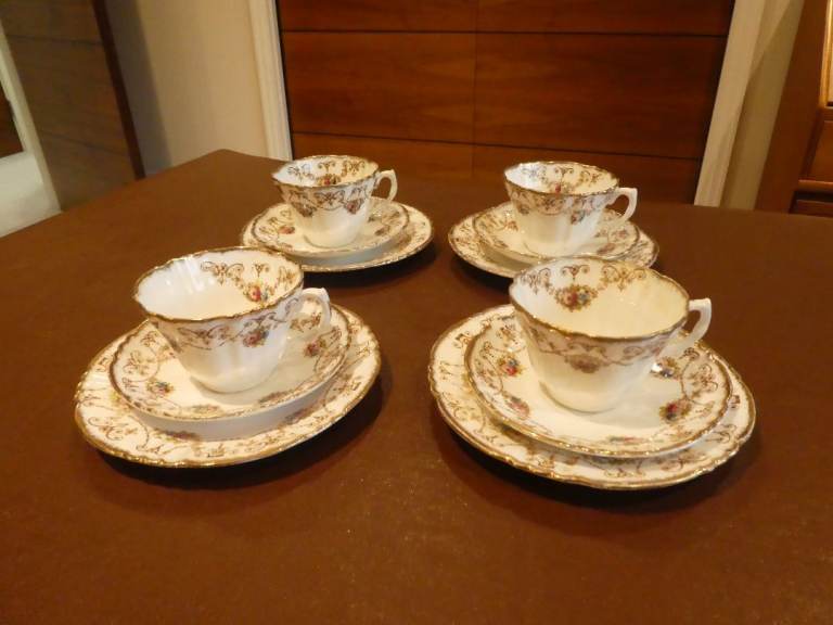 ROYAL ALBERT CROWN CHINA CIRCA 1918 TO 1925 TEA SET 4 CUPS, 4 SAUCERS AND 4 PLATES