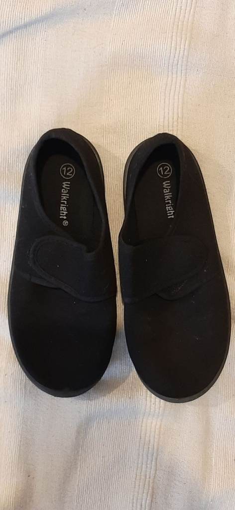 Plimsolls black size 12
