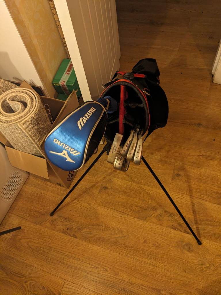 Full set of Men's Golf Clubs, carry bag, tees and balls