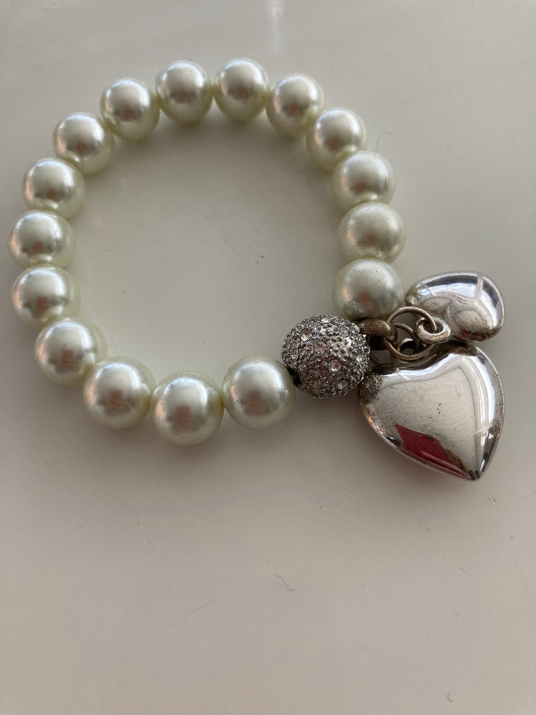 Faux pearl and silver plated hearts bracelet