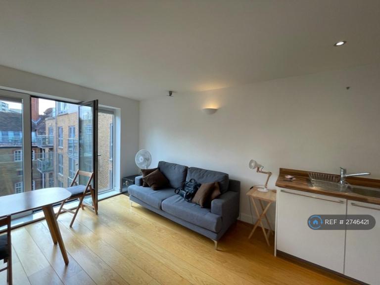 1 bedroom flat in Drapers Court, London, SW11 (1 bed) (#2746421)