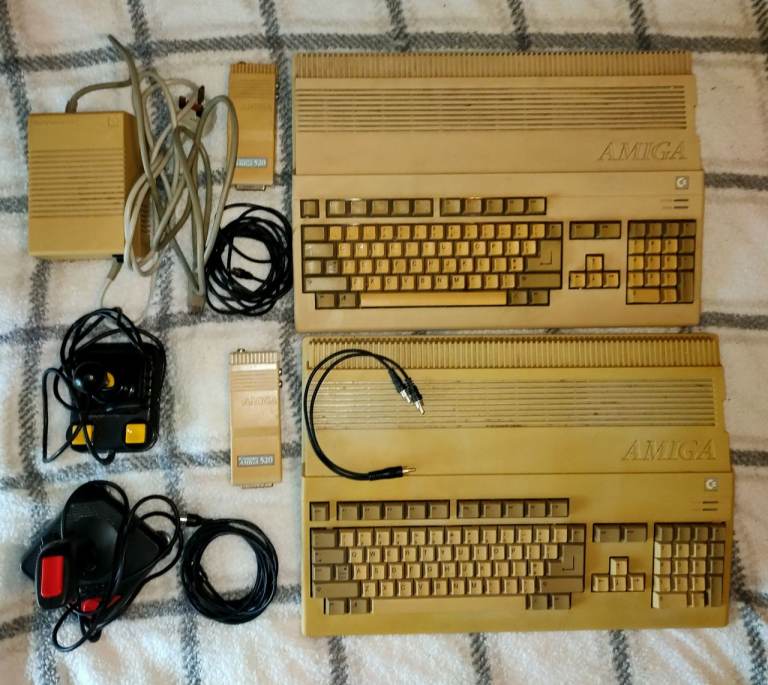 2xAmiga A500, extended ram, 1 power unit, 2 joysticks & mouses