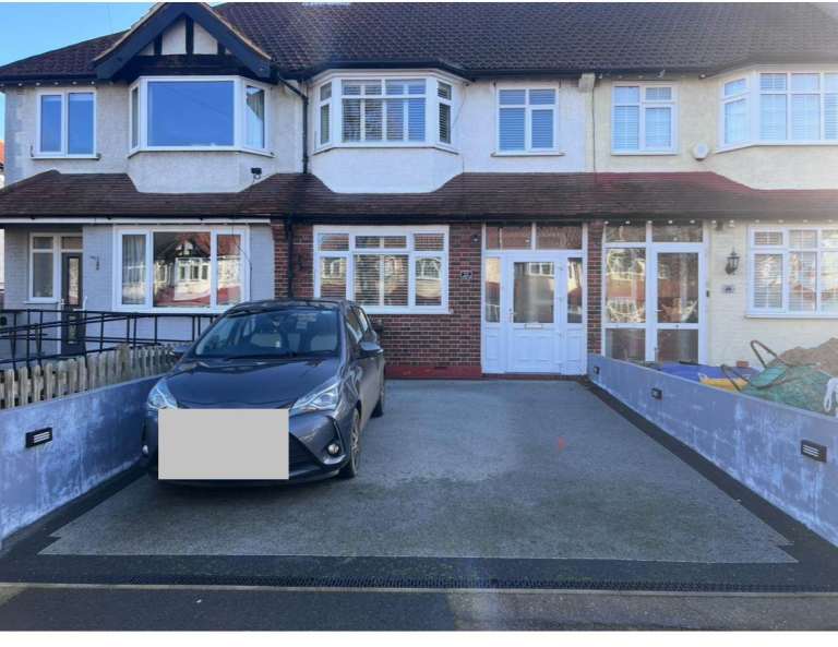 Spacious 3 Bedroom House in Worcester Park KT4