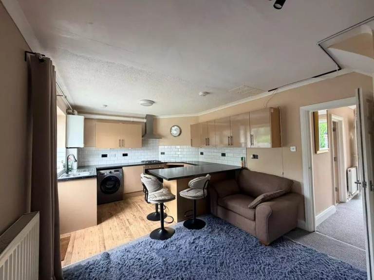 Spacious 4-Bedroom Home Available in Englefield Green – Care providers/Serviced Accomadation