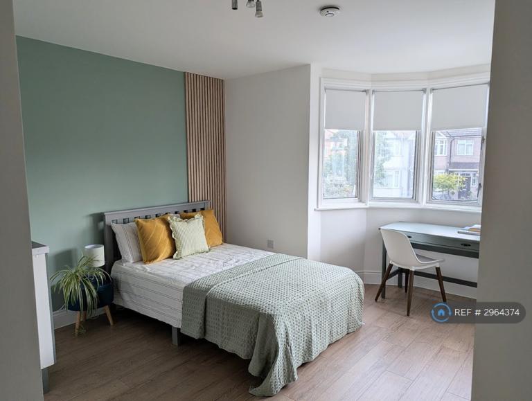 1 bedroom in Ashcombe Park, London, NW2 (#2964374)