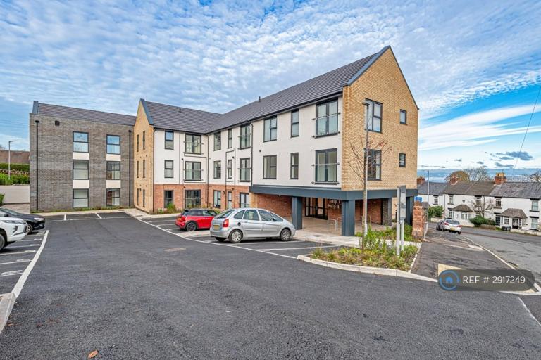2 bedroom flat in Gospel Heights, Heswall, Wirral, CH60 (2 bed) (#2917249)