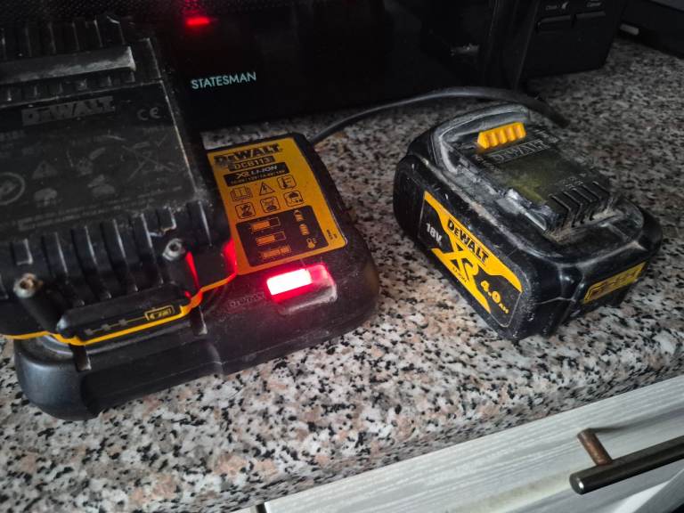 🔨 DeWalt XR 18V Batteries & Charger