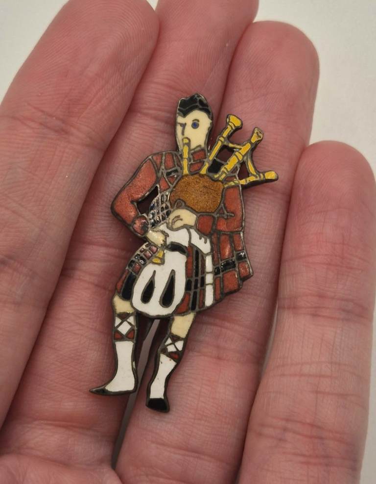 Sterling silver Scottish bagpiper brooch