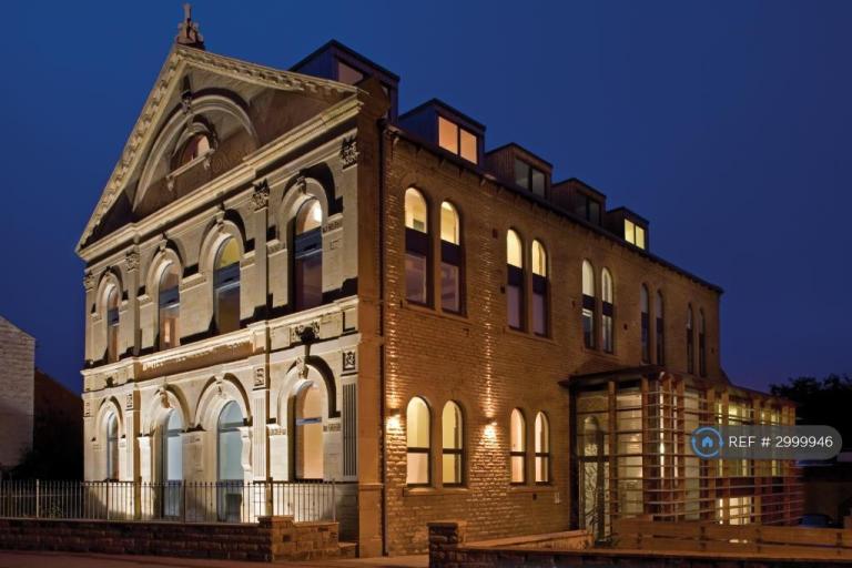 2 bedroom flat in Commercial Street, Leeds, LS27 (2 bed) (#2999946)