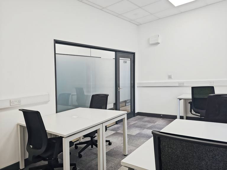 Oldham - OL8 4QQ \ Private Office Rental with a 5-Desk Setup
