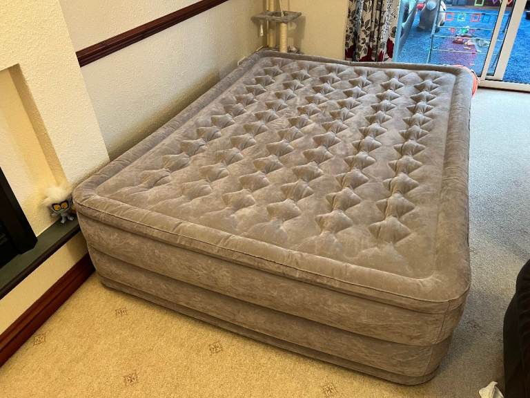 Intex king size Inflatable Air Mattress with built-in pump