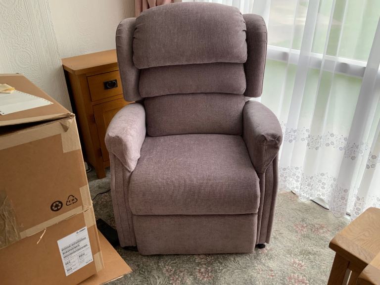 Recliner/ Riser Chair