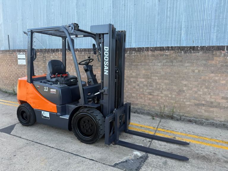 2018 Doosan 3.3t diesel forklift, container spec triple mast, sideshift 