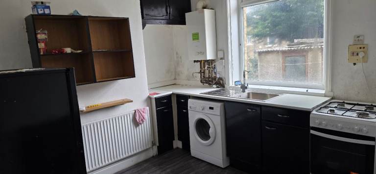 HOUSE TO LET - Poplar Avenue. BD7