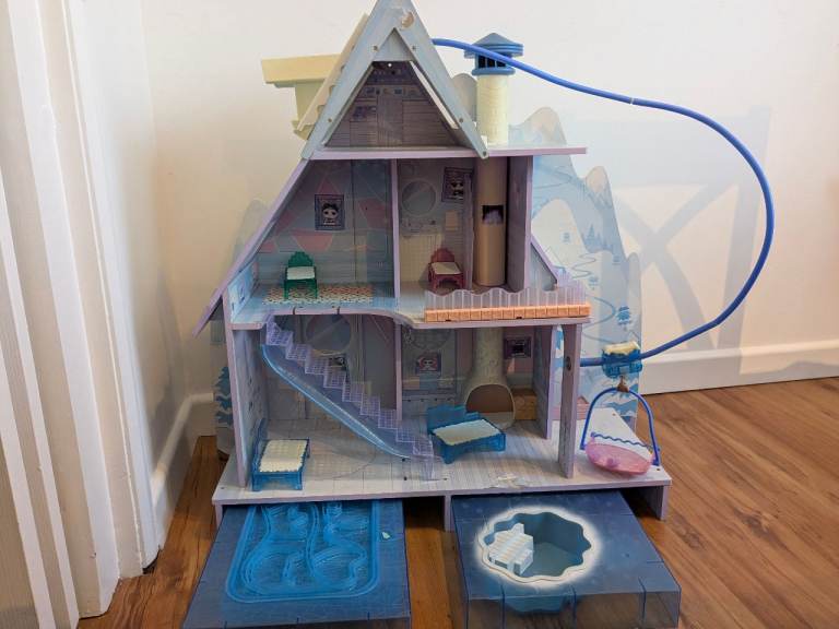 Dolls large ski chalet