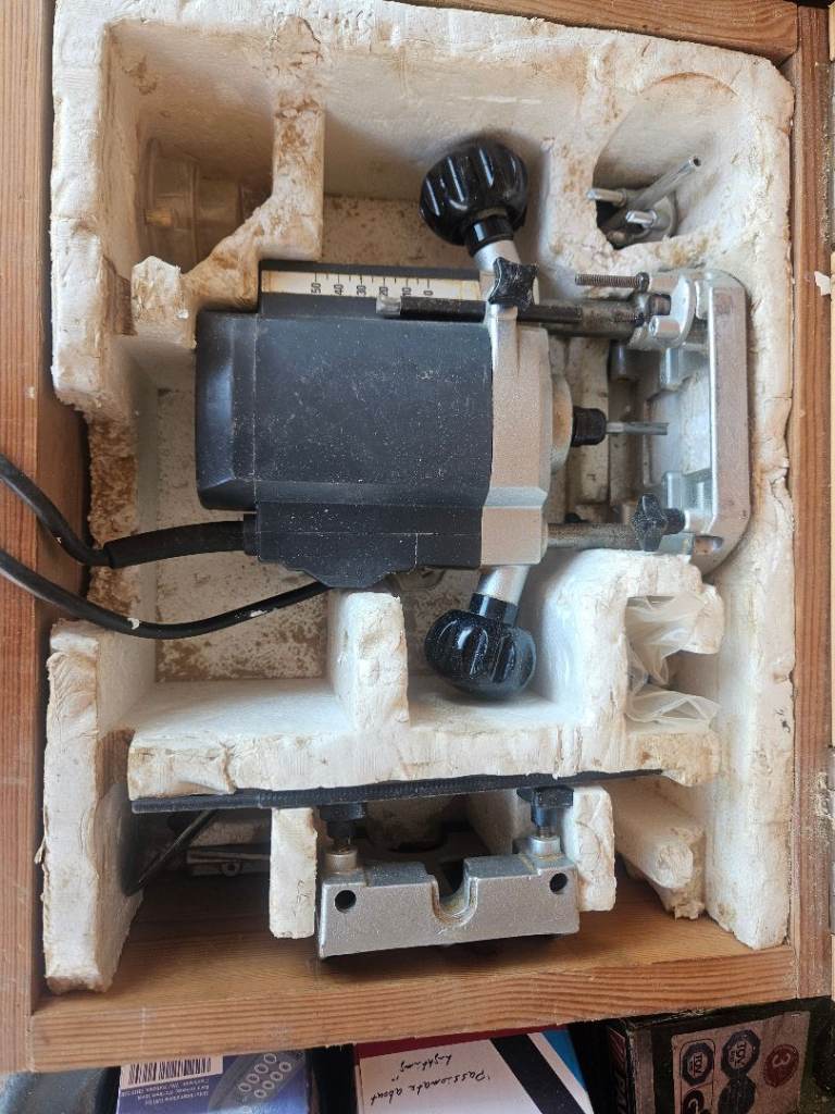 Router Power Tool in Wooden Case – Good Condition
