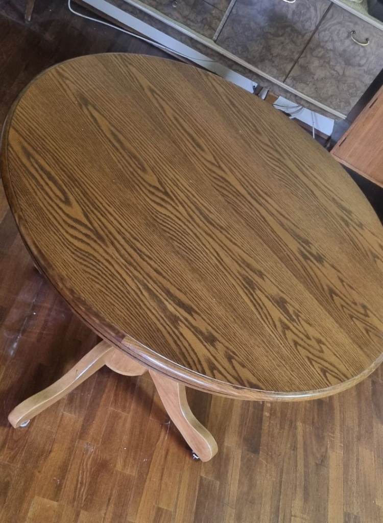 Wooden Round Extendable Dining Table – Good Condition