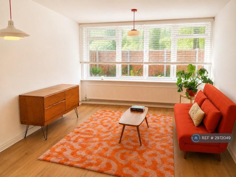 1 bedroom flat in Reedham Close, London, N17 (1 bed) (#2972049)