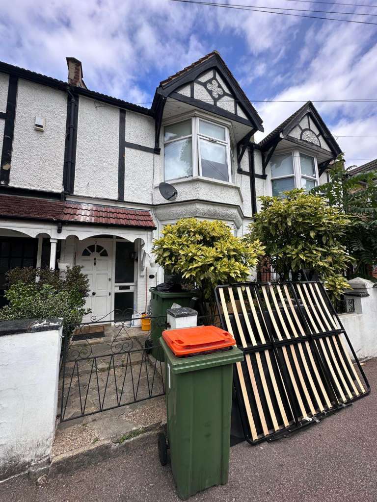 Spacious 3 House Located In East Ham E6