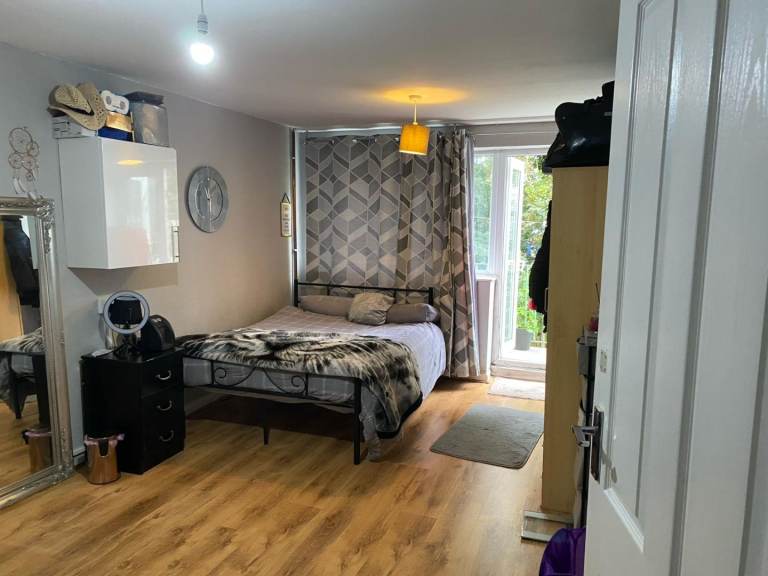 Double Room Available To Rent Near Slough High Street.