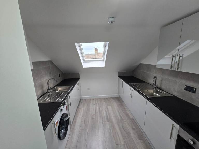 11 Bed Fully Compliant HMO- Grays- Company let Allowed