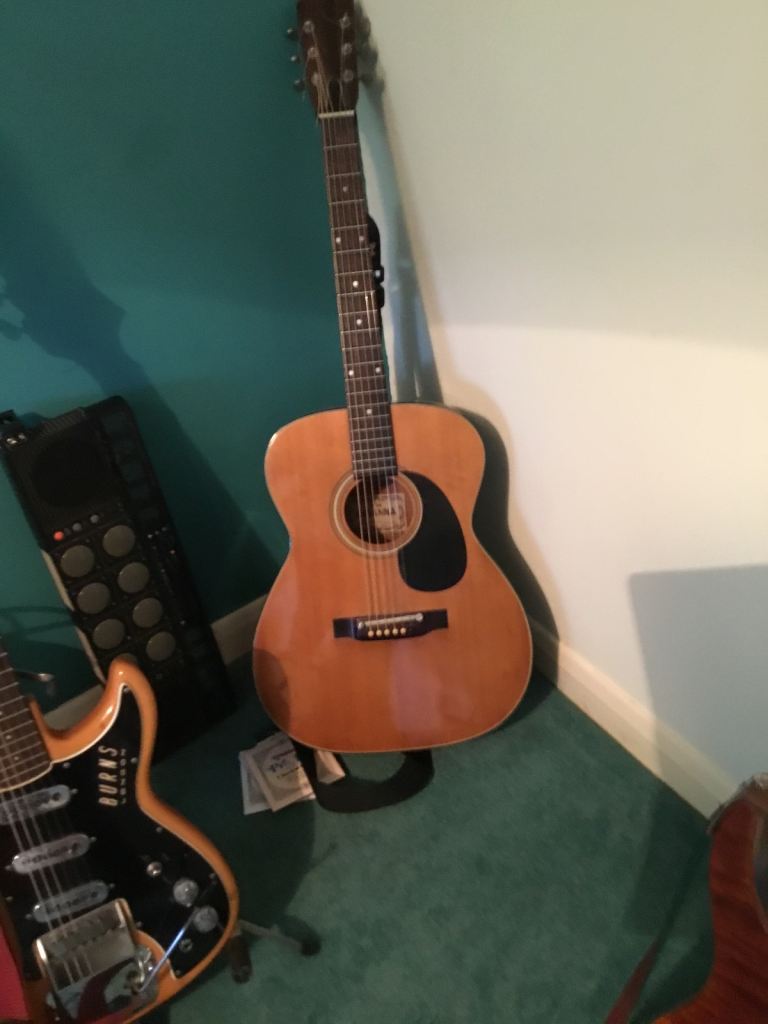 Vintage Acoustic Guitar – Good Condition, Natural Wood Finish