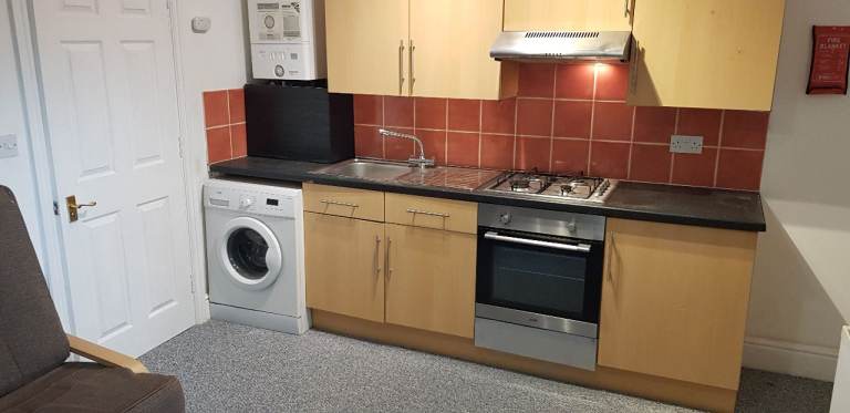 1 bed furnished 1st floor flat ideal location 