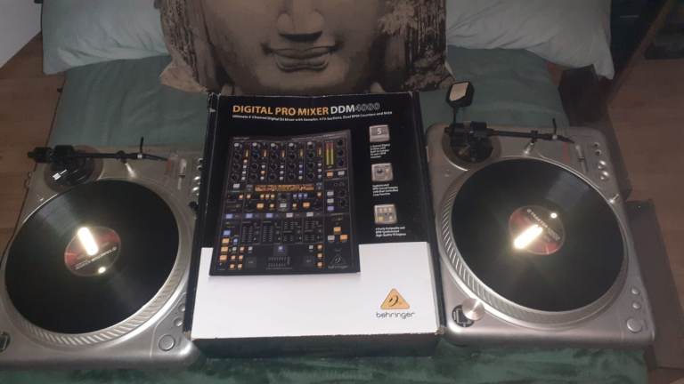 Vestax pdx 2000 turntables (pair) and mixer