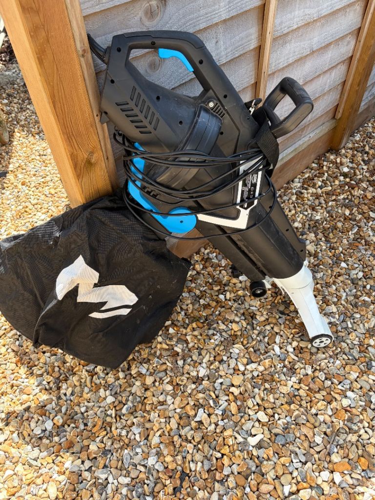 Leaf blower/vacuum