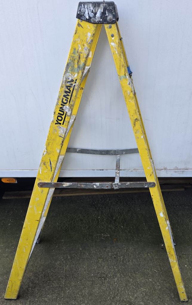 YOUNGMAN 6 tread fibreglass ladder. READ DESCRIPTION PLEASE.