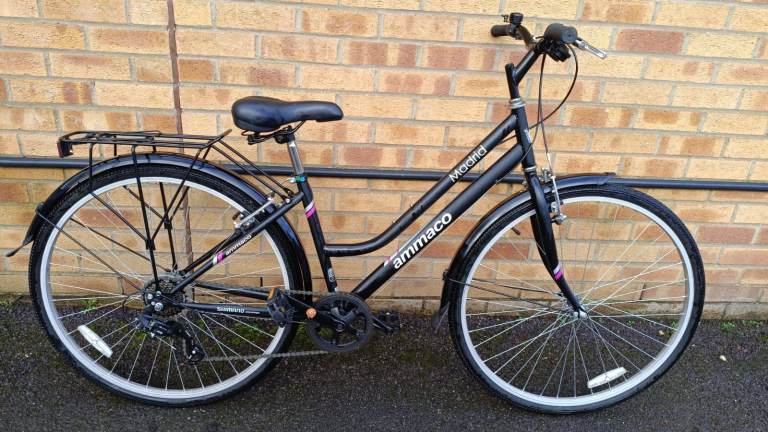 Ammaco Madrid Hybrid Bike in an excellent condition with mudguards, good tyres, rear rack carrier