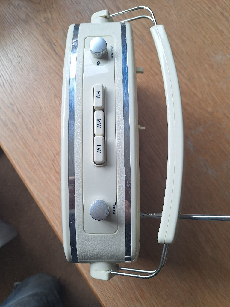 Steepletone 'Brighton' cream coloured Radio