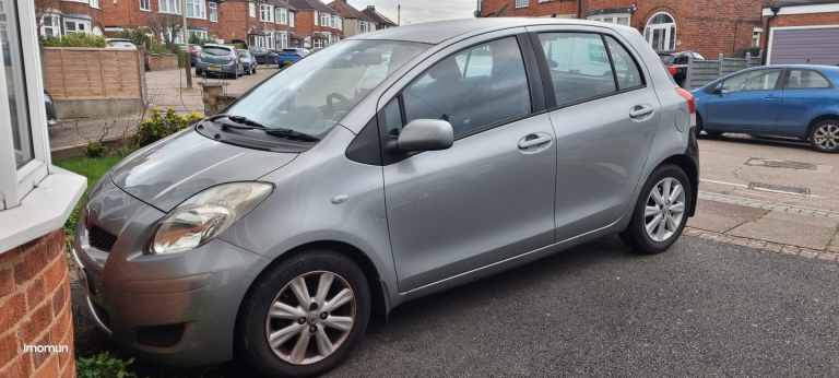 2009 Toyota Yaris 1.33 Dual VVT-i 5 door hatchback with mot road tax low to insure £999 Only