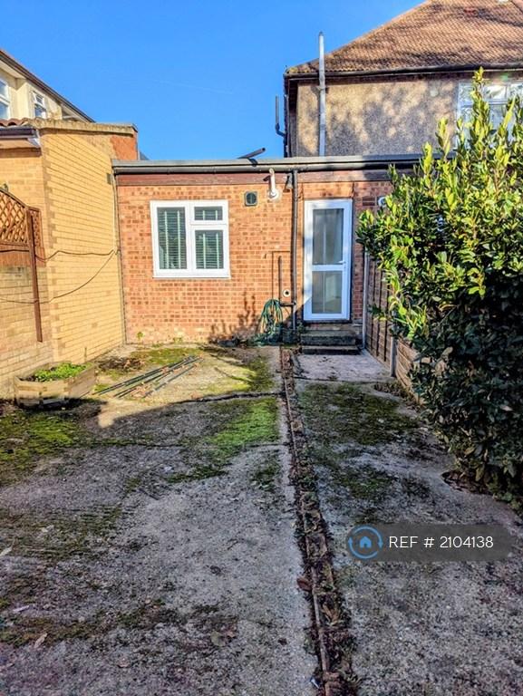 1 bedroom flat in Sutton Dene, Hounslow, TW3 (1 bed) (#2104138)