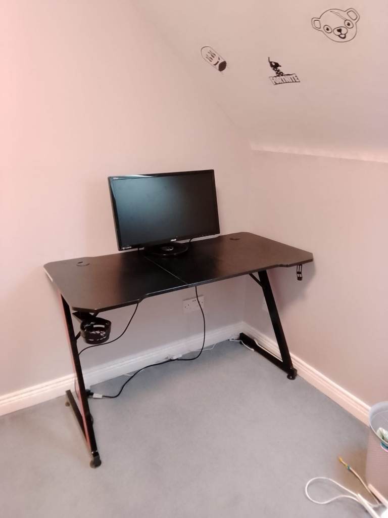 Gamer computer desk
