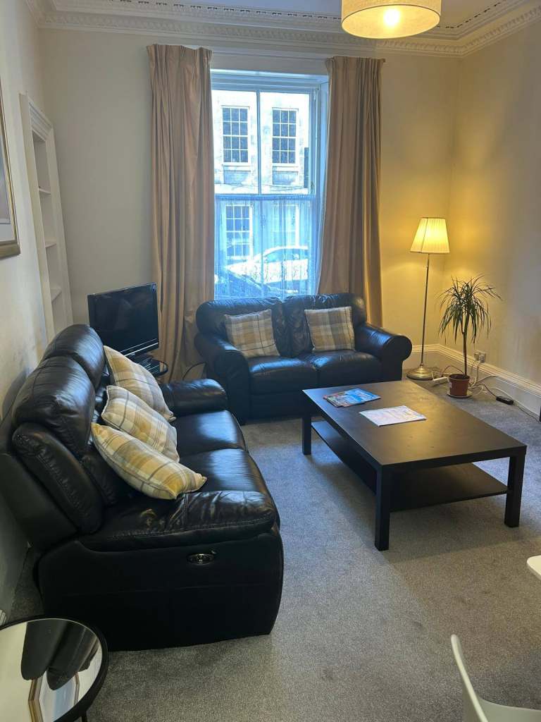 SEPTEMBER New Town. Main door 2 double bedrooms ,sittingroom and kitchen+ 2 rooms downstairs