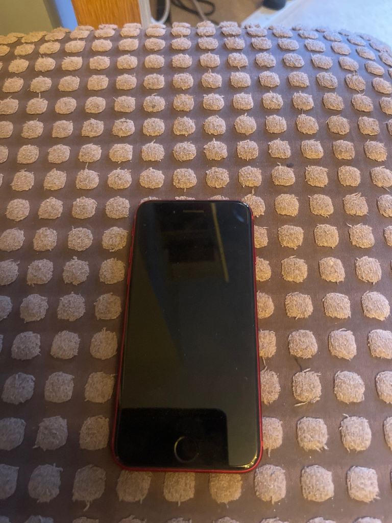 Apple iPhone SE (2nd Gen) Red – Good Condition