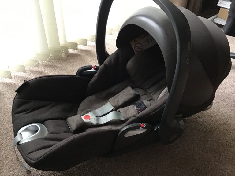 Cybex Cloud Q Car Seat in Dessert Khaki colour and isoFix base