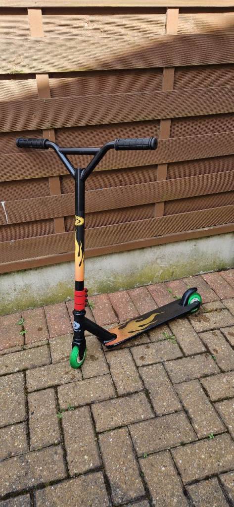 LAND SURFER. FLAME, STUNT SCOOTER. EXCELLENT CONDITION.