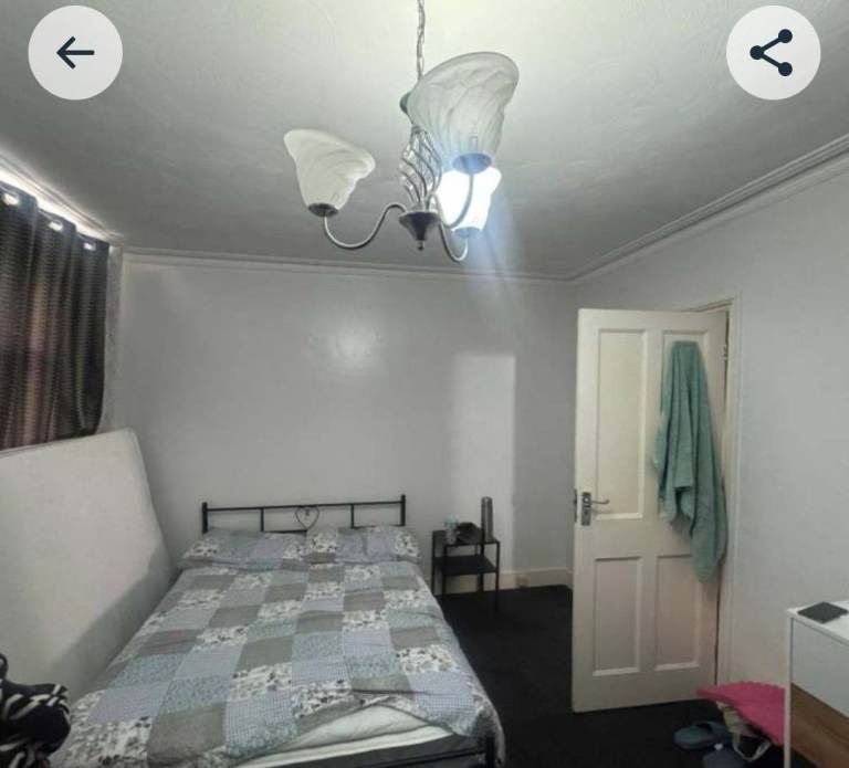 Room available for girls or couples 