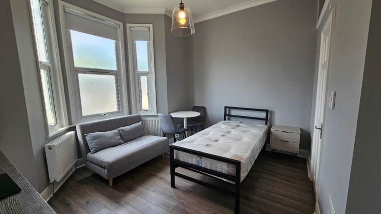 *INC ALL BILLS + WI-FI* Recently refurbished ground floor studio short walk from Neasden Station