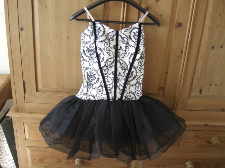 GIRLS CURTAIN CALL BALLET / DANCE COSTUME. SIZE IS 10 A CURTAIN CALL SIZE.