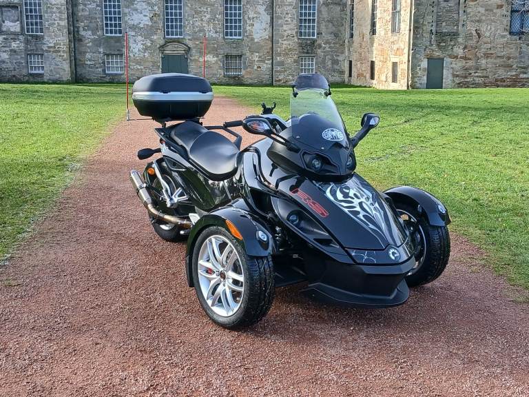 CAN-AM SPYDER ,RS 2014,998 CC WITH ONLY 2,363 MILES FROM NEW