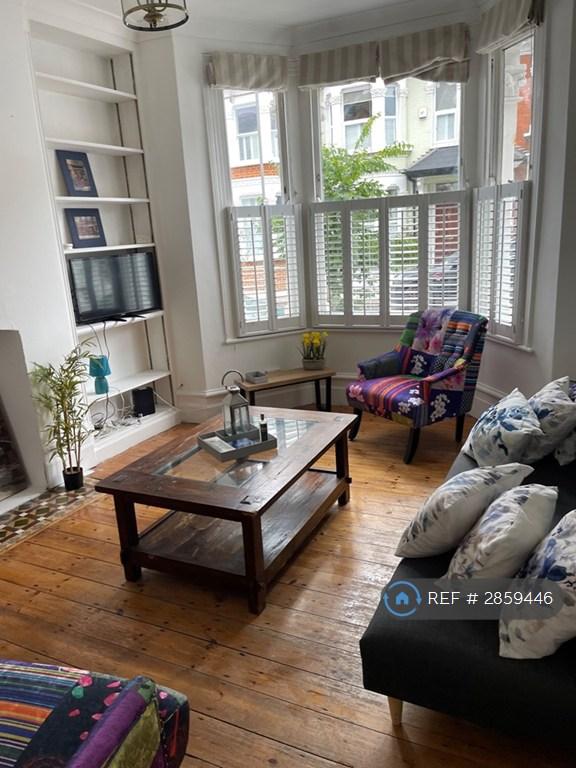 1 bedroom flat in Sugden Road, London, SW11 (1 bed) (#2859446)